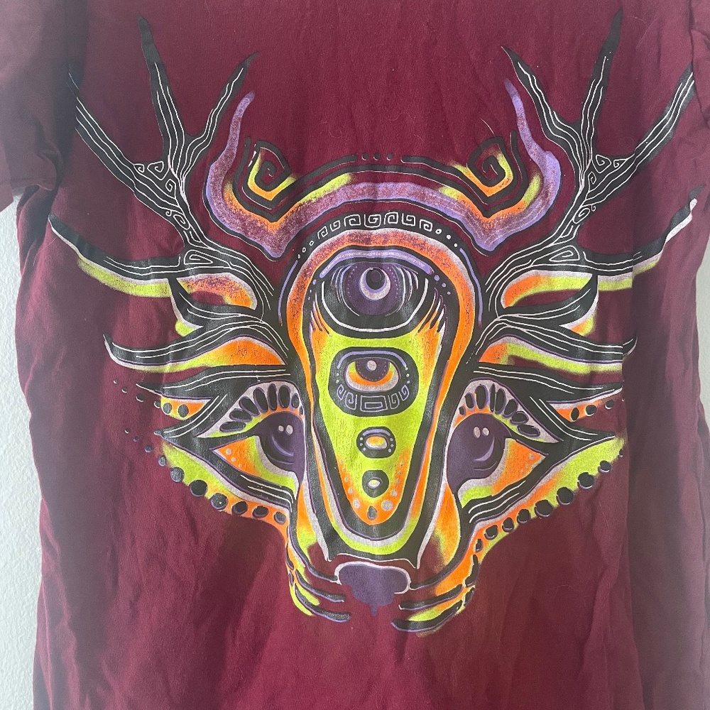 Trippy deer tee